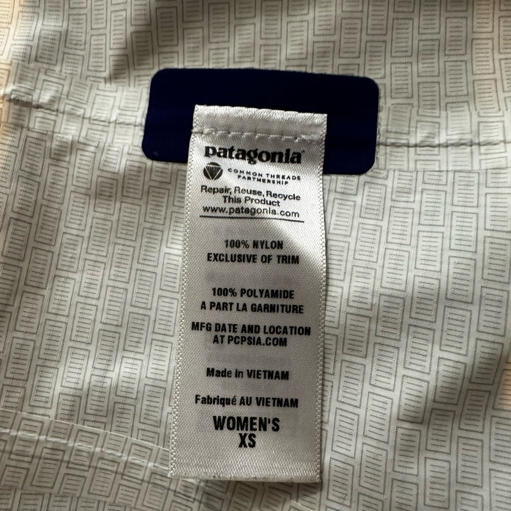 Patagonia Women’s Torrentshell Rain Jacket - Picture 9 of 10